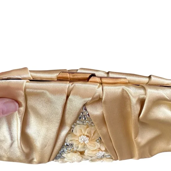 New Badgley Mischka Gold Satin Clutch w/ Pearl Flowers NWT Retail $179 - Picture 11 of 12